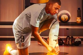 华体会下载-里昂轻取巴黎圣日耳曼，姆巴佩乌龙送礼欧冠